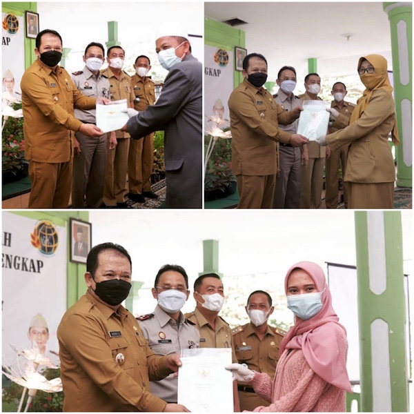 Kali ini di Desa Gumukmas, Bupati Jember Hendy Siswanto Serahkan Sertifikat Tanah Hasil PTSL 2021
